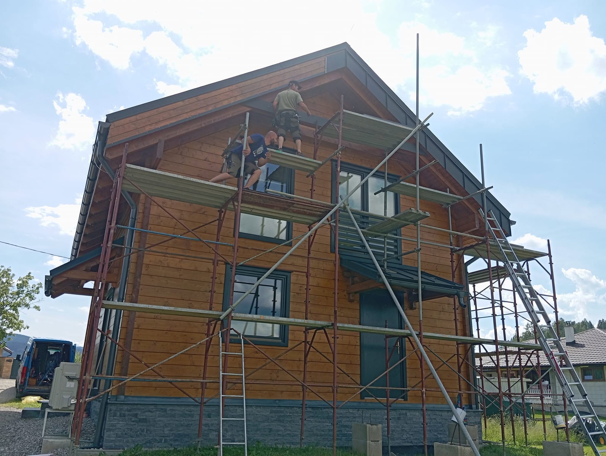Šindľová strešná krytina so strešnými oknami na rodinnom dome, Orava